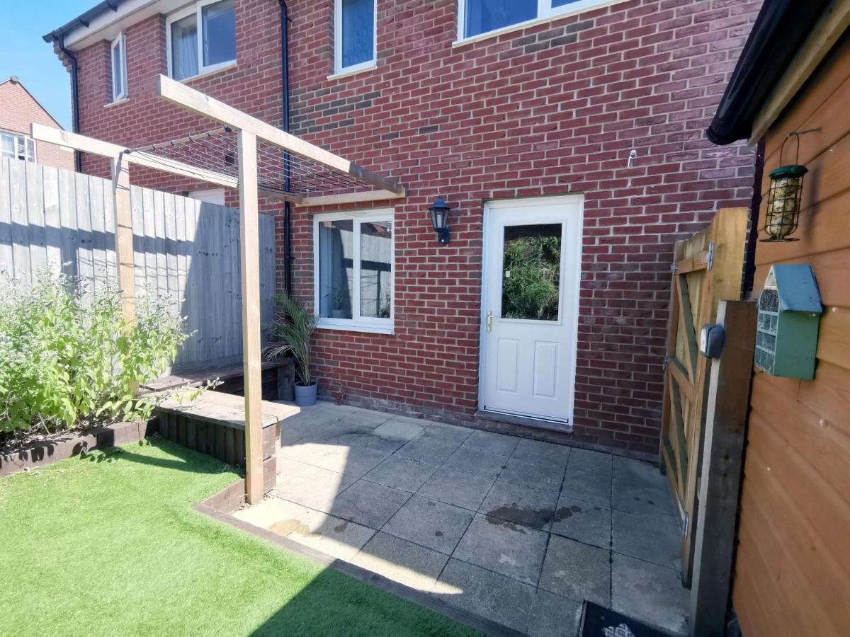 2 Bedroom House With Free Parking 라임레지스 외부 사진