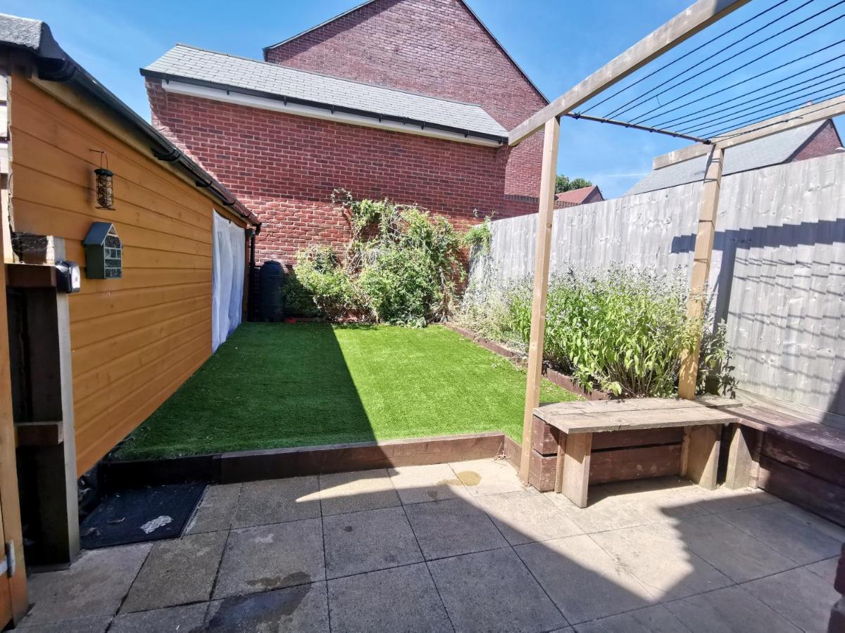 2 Bedroom House With Free Parking 라임레지스 외부 사진