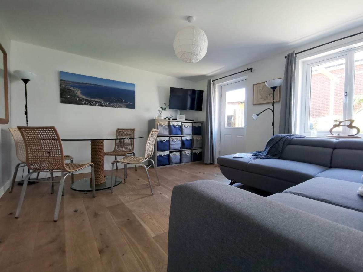 2 Bedroom House With Free Parking 라임레지스 외부 사진